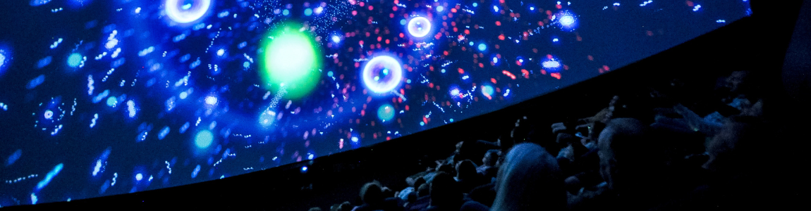 Bilde av skjermen og salen i planetariet. På skjermen vises et himmellegeme.