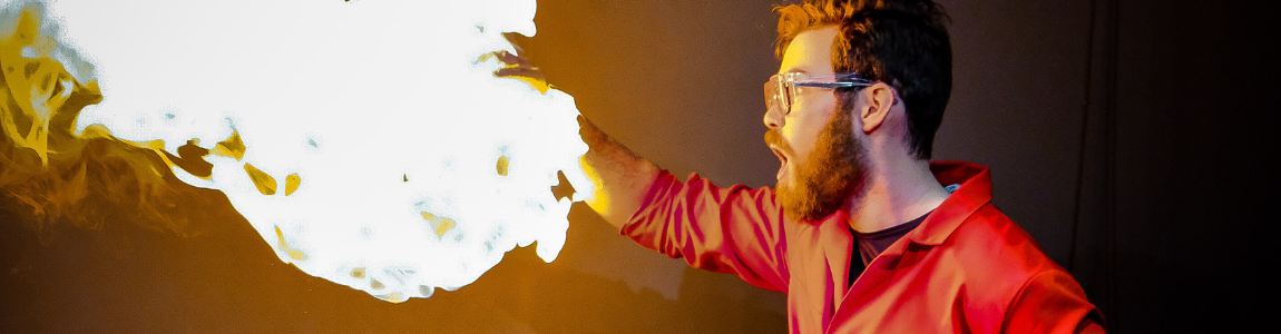 Vitenvert med flammer i hånda