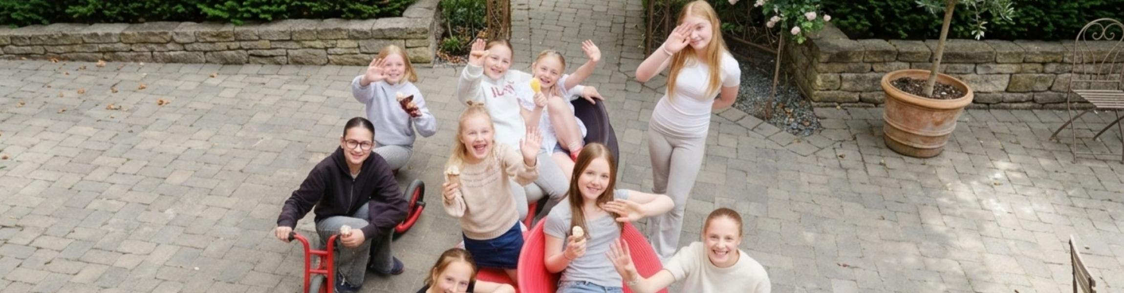 Skolejenter i bakgården