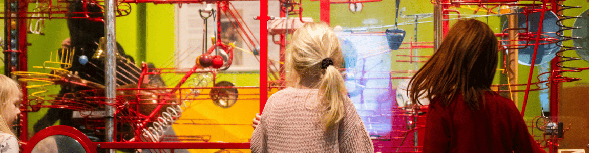 Barn som leker i utstillingen