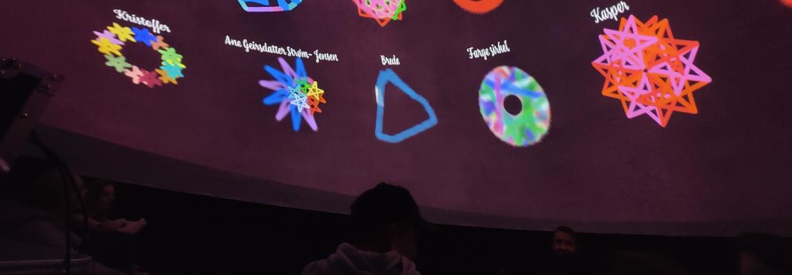 Elever som ser på kunstverk i planetariet.