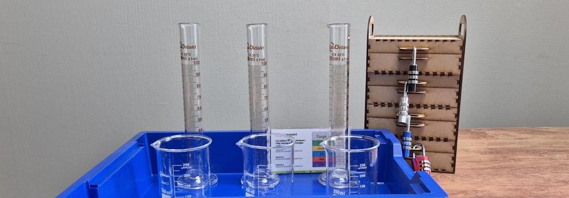 Målesylindere, begerglass og bokser med kodelås. 