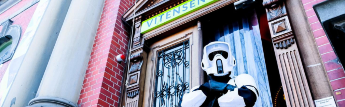 Stormtrooper fra Star Wars på trappen til Vitensenteret