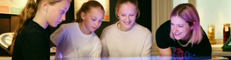 Formidler og barn som smiler