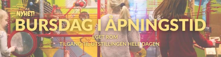 Barn som leker i utstillingen