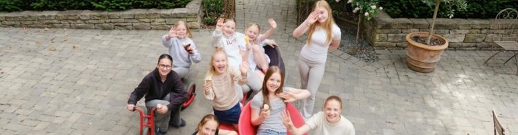 Skolejenter i bakgården