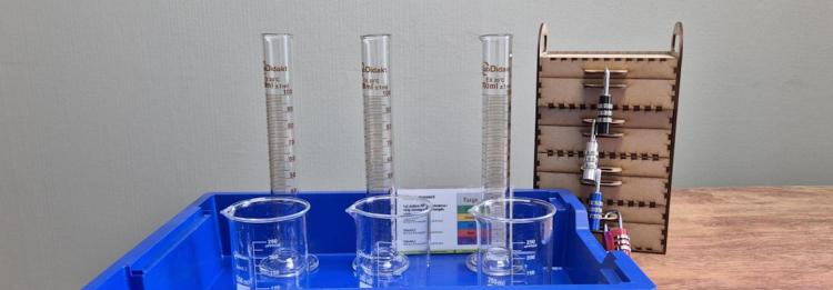 Målesylindere, begerglass og bokser med kodelås. 