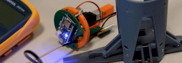 Bilde av et multimeter og elektriske komponenter